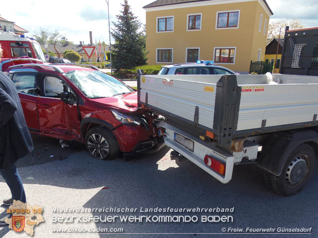 20190510 Verkehrsunfall im Zentrum Blumau-Neurißhof  Foto: © Freiwillige Feuerwehr Günselsdorf