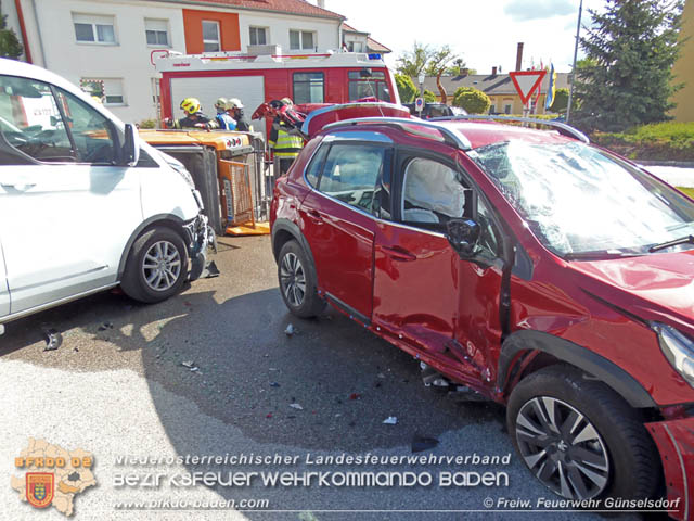 20190510 Verkehrsunfall im Zentrum Blumau-Neurißhof  Foto: © Freiwillige Feuerwehr Günselsdorf