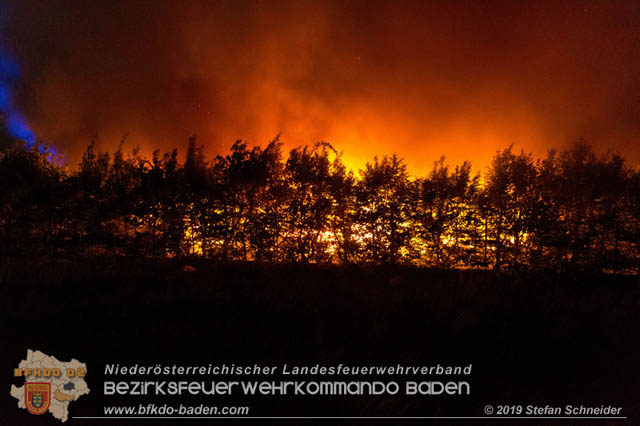 20190512 Grossbrand mit gefaehrlichen Detonationen bei einem Autohaus im Gewerbegebiet Tribuswinkel-Oeynhausen Foto: © Stefan Schneider 20190512 Grossbrand mit gefaehrlichen Detonationen bei einem Autohaus im Gewerbegebiet Tribuswinkel-Oeynhausen Foto: © Stefan Schneider