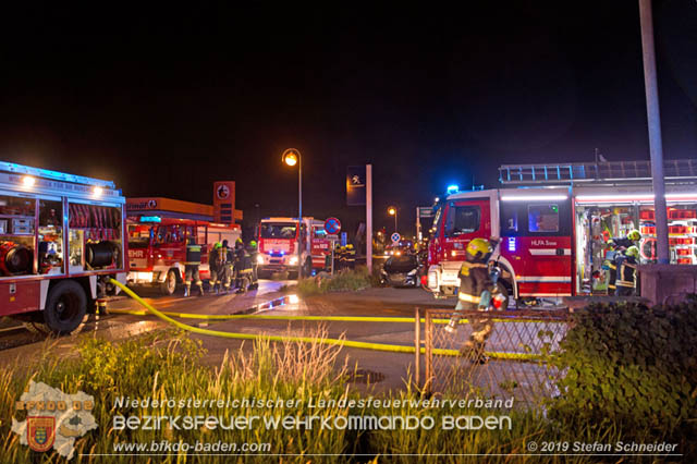 20190512 Grossbrand mit gefaehrlichen Detonationen bei einem Autohaus im Gewerbegebiet Tribuswinkel-Oeynhausen Foto: © Stefan Schneider 20190512 Grossbrand mit gefaehrlichen Detonationen bei einem Autohaus im Gewerbegebiet Tribuswinkel-Oeynhausen Foto: © Stefan Schneider