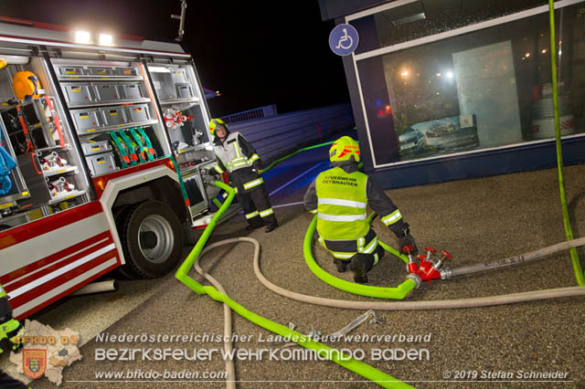 20190512 Grossbrand mit gefaehrlichen Detonationen bei einem Autohaus im Gewerbegebiet Tribuswinkel-Oeynhausen Foto: © Stefan Schneider 20190512 Grossbrand mit gefaehrlichen Detonationen bei einem Autohaus im Gewerbegebiet Tribuswinkel-Oeynhausen Foto: © Stefan Schneider