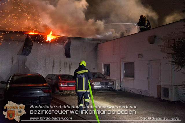 20190512 Grossbrand mit gefaehrlichen Detonationen bei einem Autohaus im Gewerbegebiet Tribuswinkel-Oeynhausen Foto: © Stefan Schneider 20190512 Grossbrand mit gefaehrlichen Detonationen bei einem Autohaus im Gewerbegebiet Tribuswinkel-Oeynhausen Foto: © Stefan Schneider
