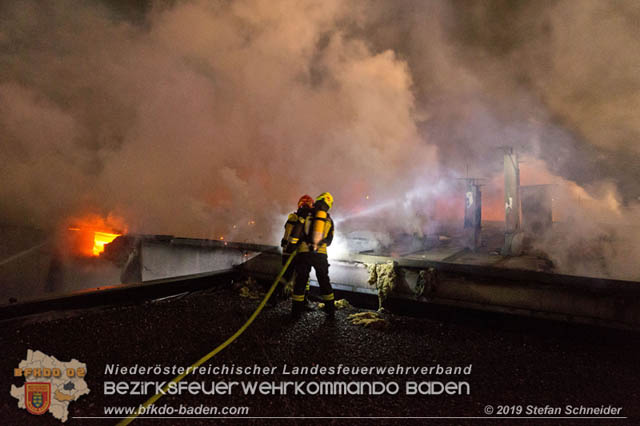 20190512 Grossbrand mit gefaehrlichen Detonationen bei einem Autohaus im Gewerbegebiet Tribuswinkel-Oeynhausen Foto: © Stefan Schneider 20190512 Grossbrand mit gefaehrlichen Detonationen bei einem Autohaus im Gewerbegebiet Tribuswinkel-Oeynhausen Foto: © Stefan Schneider