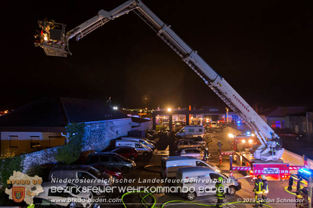 20190512 Grossbrand mit gefaehrlichen Detonationen bei einem Autohaus im Gewerbegebiet Tribuswinkel-Oeynhausen Foto: © Stefan Schneider 20190512 Grossbrand mit gefaehrlichen Detonationen bei einem Autohaus im Gewerbegebiet Tribuswinkel-Oeynhausen Foto: © Stefan Schneider