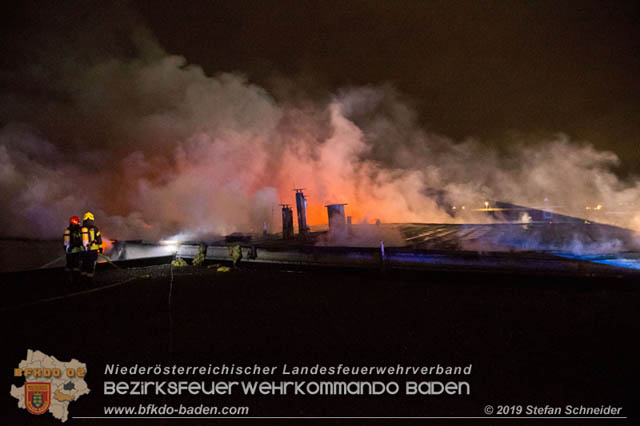 20190512 Grossbrand mit gefaehrlichen Detonationen bei einem Autohaus im Gewerbegebiet Tribuswinkel-Oeynhausen Foto: © Stefan Schneider 20190512 Grossbrand mit gefaehrlichen Detonationen bei einem Autohaus im Gewerbegebiet Tribuswinkel-Oeynhausen Foto: © Stefan Schneider