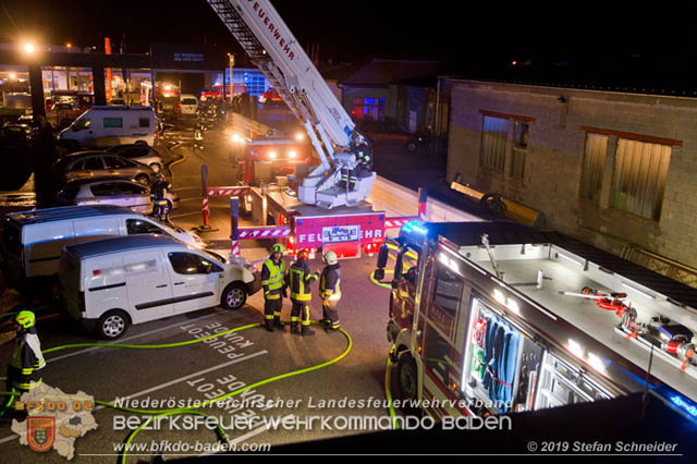20190512 Grossbrand mit gefaehrlichen Detonationen bei einem Autohaus im Gewerbegebiet Tribuswinkel-Oeynhausen Foto: © Stefan Schneider 20190512 Grossbrand mit gefaehrlichen Detonationen bei einem Autohaus im Gewerbegebiet Tribuswinkel-Oeynhausen Foto: © Stefan Schneider