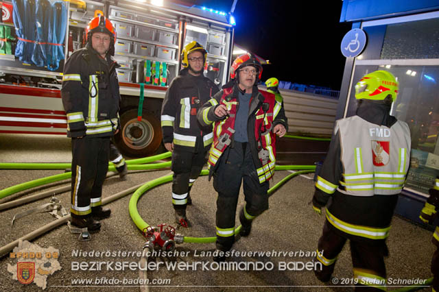 20190512 Grossbrand mit gefaehrlichen Detonationen bei einem Autohaus im Gewerbegebiet Tribuswinkel-Oeynhausen Foto: © Stefan Schneider 20190512 Grossbrand mit gefaehrlichen Detonationen bei einem Autohaus im Gewerbegebiet Tribuswinkel-Oeynhausen Foto: © Stefan Schneider