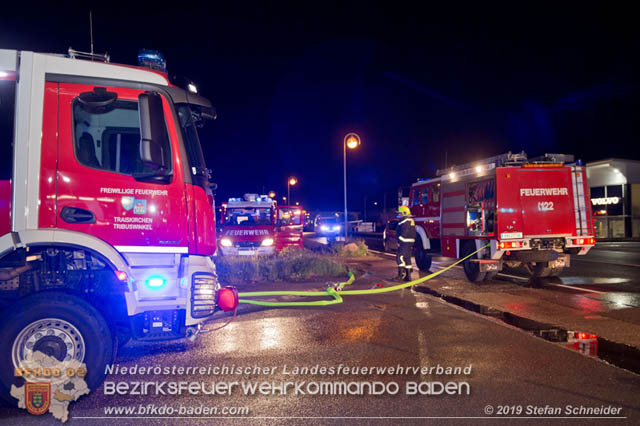 20190512 Grossbrand mit gefaehrlichen Detonationen bei einem Autohaus im Gewerbegebiet Tribuswinkel-Oeynhausen Foto: © Stefan Schneider 20190512 Grossbrand mit gefaehrlichen Detonationen bei einem Autohaus im Gewerbegebiet Tribuswinkel-Oeynhausen Foto: © Stefan Schneider