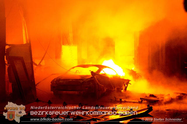 20190512 Grossbrand mit gefaehrlichen Detonationen bei einem Autohaus im Gewerbegebiet Tribuswinkel-Oeynhausen Foto: © Stefan Schneider 20190512 Grossbrand mit gefaehrlichen Detonationen bei einem Autohaus im Gewerbegebiet Tribuswinkel-Oeynhausen Foto: © Stefan Schneider