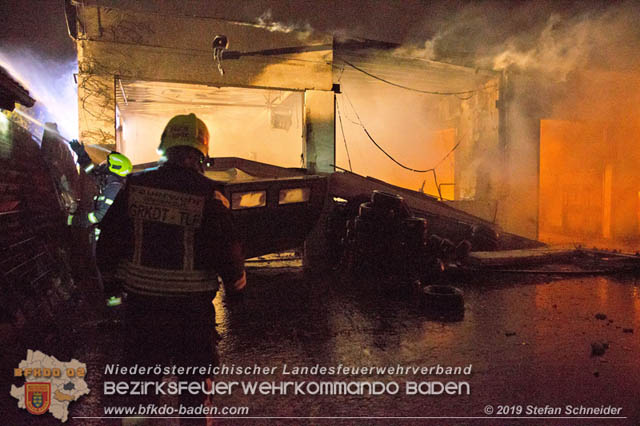 20190512 Grossbrand mit gefaehrlichen Detonationen bei einem Autohaus im Gewerbegebiet Tribuswinkel-Oeynhausen Foto: © Stefan Schneider 20190512 Grossbrand mit gefaehrlichen Detonationen bei einem Autohaus im Gewerbegebiet Tribuswinkel-Oeynhausen Foto: © Stefan Schneider