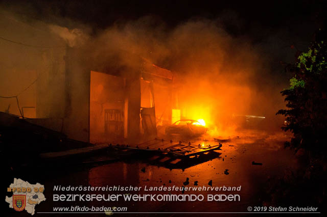 20190512 Grossbrand mit gefaehrlichen Detonationen bei einem Autohaus im Gewerbegebiet Tribuswinkel-Oeynhausen Foto: © Stefan Schneider 20190512 Grossbrand mit gefaehrlichen Detonationen bei einem Autohaus im Gewerbegebiet Tribuswinkel-Oeynhausen Foto: © Stefan Schneider