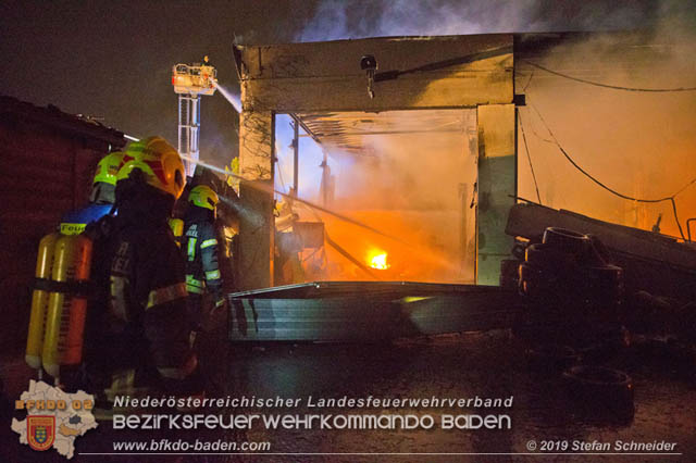 20190512 Grossbrand mit gefaehrlichen Detonationen bei einem Autohaus im Gewerbegebiet Tribuswinkel-Oeynhausen Foto: © Stefan Schneider 20190512 Grossbrand mit gefaehrlichen Detonationen bei einem Autohaus im Gewerbegebiet Tribuswinkel-Oeynhausen Foto: © Stefan Schneider