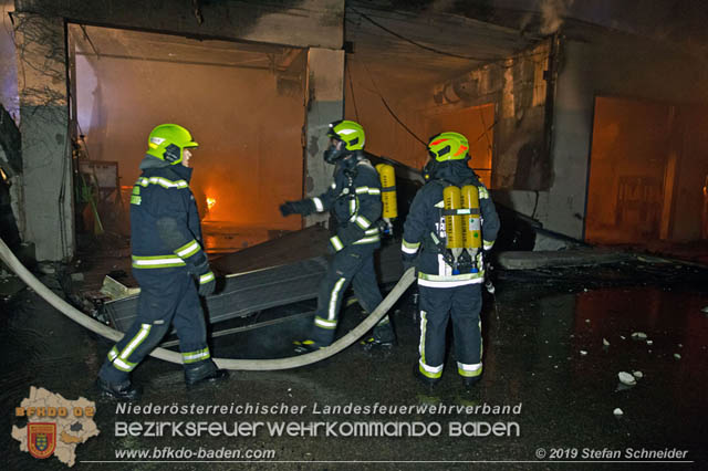 20190512 Grossbrand mit gefaehrlichen Detonationen bei einem Autohaus im Gewerbegebiet Tribuswinkel-Oeynhausen Foto: © Stefan Schneider 20190512 Grossbrand mit gefaehrlichen Detonationen bei einem Autohaus im Gewerbegebiet Tribuswinkel-Oeynhausen Foto: © Stefan Schneider