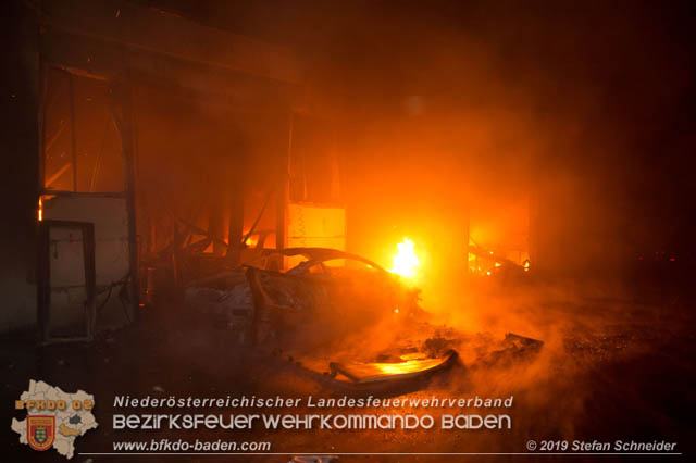 20190512 Grossbrand mit gefaehrlichen Detonationen bei einem Autohaus im Gewerbegebiet Tribuswinkel-Oeynhausen Foto: © Stefan Schneider 20190512 Grossbrand mit gefaehrlichen Detonationen bei einem Autohaus im Gewerbegebiet Tribuswinkel-Oeynhausen Foto: © Stefan Schneider
