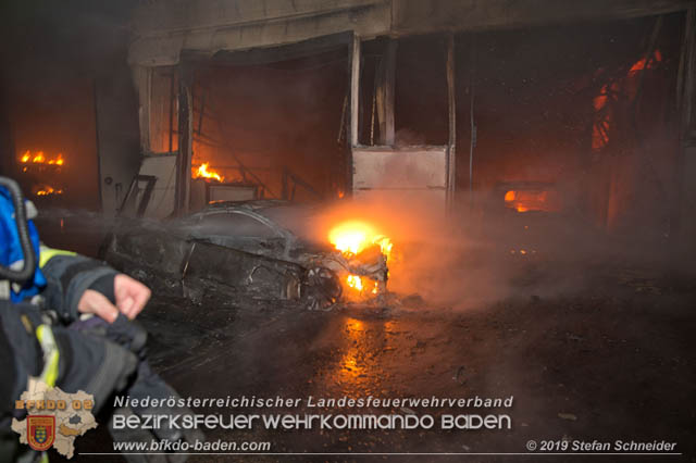 20190512 Grossbrand mit gefaehrlichen Detonationen bei einem Autohaus im Gewerbegebiet Tribuswinkel-Oeynhausen Foto: © Stefan Schneider 20190512 Grossbrand mit gefaehrlichen Detonationen bei einem Autohaus im Gewerbegebiet Tribuswinkel-Oeynhausen Foto: © Stefan Schneider