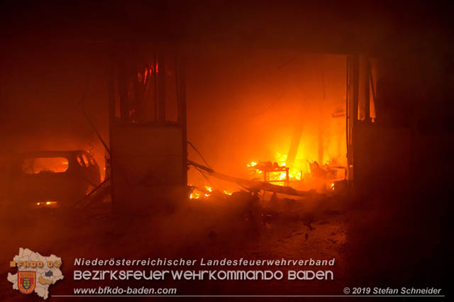 20190512 Grossbrand mit gefaehrlichen Detonationen bei einem Autohaus im Gewerbegebiet Tribuswinkel-Oeynhausen Foto: © Stefan Schneider 20190512 Grossbrand mit gefaehrlichen Detonationen bei einem Autohaus im Gewerbegebiet Tribuswinkel-Oeynhausen Foto: © Stefan Schneider