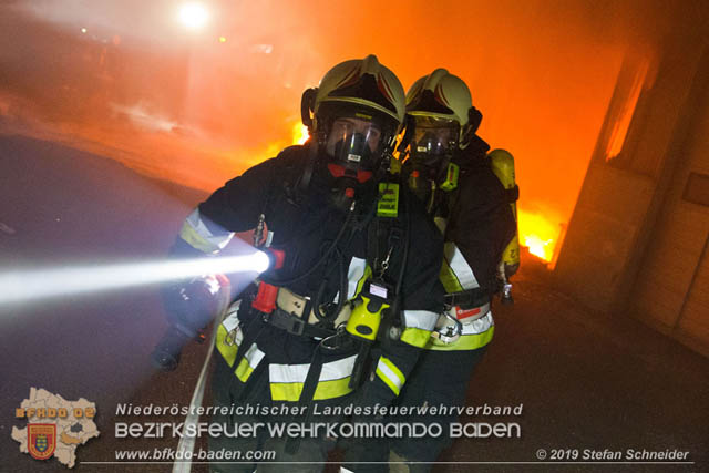 20190512 Grossbrand mit gefaehrlichen Detonationen bei einem Autohaus im Gewerbegebiet Tribuswinkel-Oeynhausen Foto: © Stefan Schneider 20190512 Grossbrand mit gefaehrlichen Detonationen bei einem Autohaus im Gewerbegebiet Tribuswinkel-Oeynhausen Foto: © Stefan Schneider