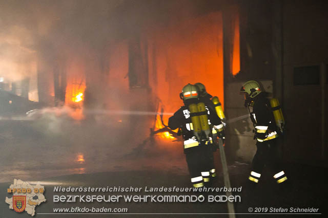 20190512 Grossbrand mit gefaehrlichen Detonationen bei einem Autohaus im Gewerbegebiet Tribuswinkel-Oeynhausen Foto: © Stefan Schneider 20190512 Grossbrand mit gefaehrlichen Detonationen bei einem Autohaus im Gewerbegebiet Tribuswinkel-Oeynhausen Foto: © Stefan Schneider