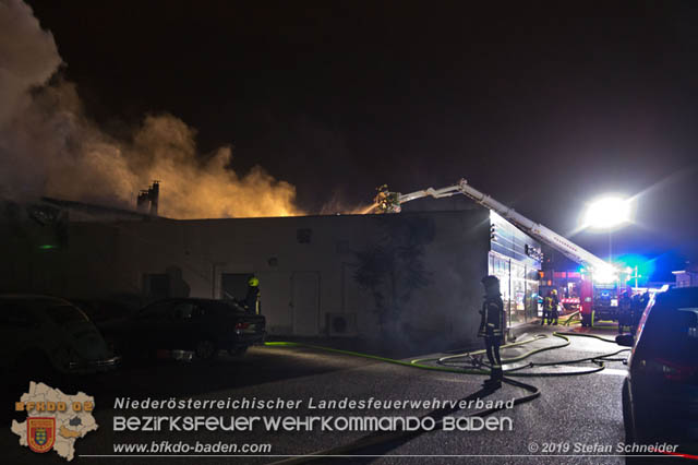 20190512 Grossbrand mit gefaehrlichen Detonationen bei einem Autohaus im Gewerbegebiet Tribuswinkel-Oeynhausen Foto: © Stefan Schneider 20190512 Grossbrand mit gefaehrlichen Detonationen bei einem Autohaus im Gewerbegebiet Tribuswinkel-Oeynhausen Foto: © Stefan Schneider