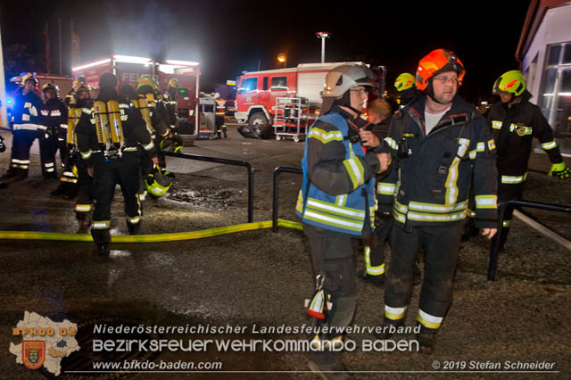 20190512 Grossbrand mit gefaehrlichen Detonationen bei einem Autohaus im Gewerbegebiet Tribuswinkel-Oeynhausen Foto: © Stefan Schneider 20190512 Grossbrand mit gefaehrlichen Detonationen bei einem Autohaus im Gewerbegebiet Tribuswinkel-Oeynhausen Foto: © Stefan Schneider