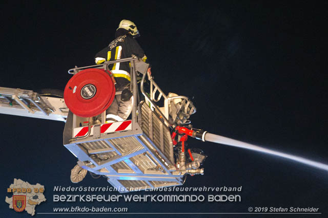 20190512 Grossbrand mit gefaehrlichen Detonationen bei einem Autohaus im Gewerbegebiet Tribuswinkel-Oeynhausen Foto: © Stefan Schneider 20190512 Grossbrand mit gefaehrlichen Detonationen bei einem Autohaus im Gewerbegebiet Tribuswinkel-Oeynhausen Foto: © Stefan Schneider