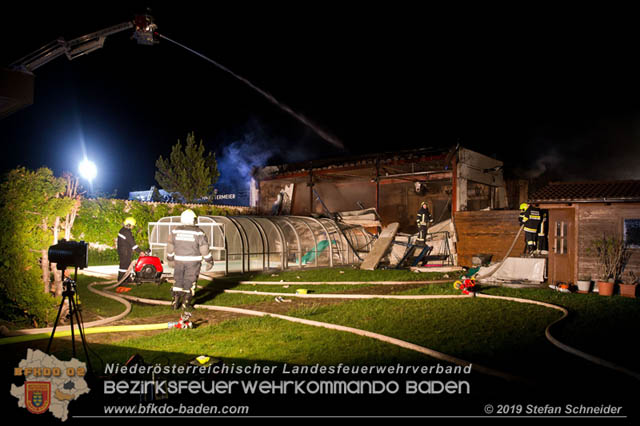 20190512 Grossbrand mit gefaehrlichen Detonationen bei einem Autohaus im Gewerbegebiet Tribuswinkel-Oeynhausen Foto: © Stefan Schneider 20190512 Grossbrand mit gefaehrlichen Detonationen bei einem Autohaus im Gewerbegebiet Tribuswinkel-Oeynhausen Foto: © Stefan Schneider