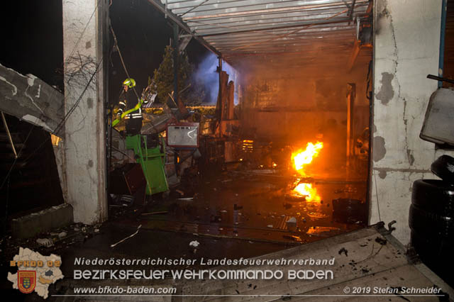 20190512 Grossbrand mit gefaehrlichen Detonationen bei einem Autohaus im Gewerbegebiet Tribuswinkel-Oeynhausen Foto: © Stefan Schneider 20190512 Grossbrand mit gefaehrlichen Detonationen bei einem Autohaus im Gewerbegebiet Tribuswinkel-Oeynhausen Foto: © Stefan Schneider
