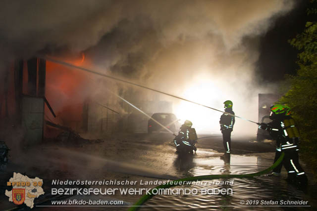 20190512 Grossbrand mit gefaehrlichen Detonationen bei einem Autohaus im Gewerbegebiet Tribuswinkel-Oeynhausen Foto: © Stefan Schneider 20190512 Grossbrand mit gefaehrlichen Detonationen bei einem Autohaus im Gewerbegebiet Tribuswinkel-Oeynhausen Foto: © Stefan Schneider