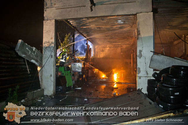 20190512 Grossbrand mit gefaehrlichen Detonationen bei einem Autohaus im Gewerbegebiet Tribuswinkel-Oeynhausen Foto: © Stefan Schneider 20190512 Grossbrand mit gefaehrlichen Detonationen bei einem Autohaus im Gewerbegebiet Tribuswinkel-Oeynhausen Foto: © Stefan Schneider