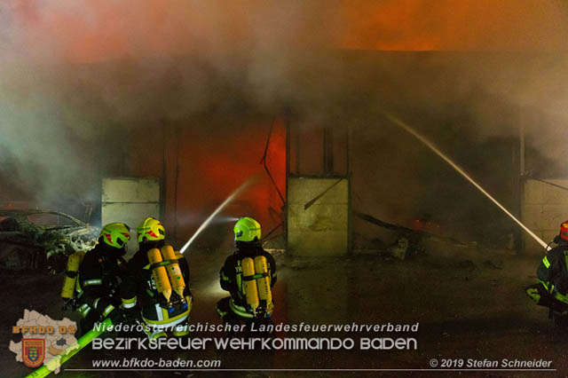 20190512 Grossbrand mit gefaehrlichen Detonationen bei einem Autohaus im Gewerbegebiet Tribuswinkel-Oeynhausen Foto: © Stefan Schneider 20190512 Grossbrand mit gefaehrlichen Detonationen bei einem Autohaus im Gewerbegebiet Tribuswinkel-Oeynhausen Foto: © Stefan Schneider