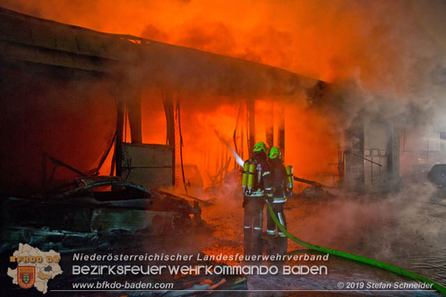 20190512 Grossbrand mit gefaehrlichen Detonationen bei einem Autohaus im Gewerbegebiet Tribuswinkel-Oeynhausen Foto: © Stefan Schneider 20190512 Grossbrand mit gefaehrlichen Detonationen bei einem Autohaus im Gewerbegebiet Tribuswinkel-Oeynhausen Foto: © Stefan Schneider