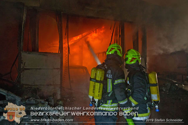 20190512 Grossbrand mit gefaehrlichen Detonationen bei einem Autohaus im Gewerbegebiet Tribuswinkel-Oeynhausen Foto: © Stefan Schneider 20190512 Grossbrand mit gefaehrlichen Detonationen bei einem Autohaus im Gewerbegebiet Tribuswinkel-Oeynhausen Foto: © Stefan Schneider