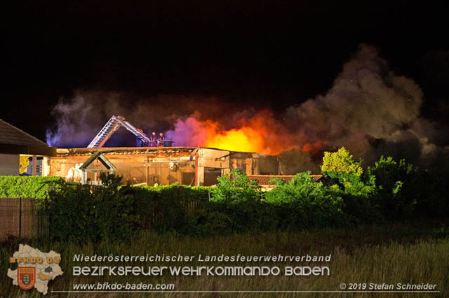 20190512 Grossbrand mit gefaehrlichen Detonationen bei einem Autohaus im Gewerbegebiet Tribuswinkel-Oeynhausen Foto: © Stefan Schneider 20190512 Grossbrand mit gefaehrlichen Detonationen bei einem Autohaus im Gewerbegebiet Tribuswinkel-Oeynhausen Foto: © Stefan Schneider
