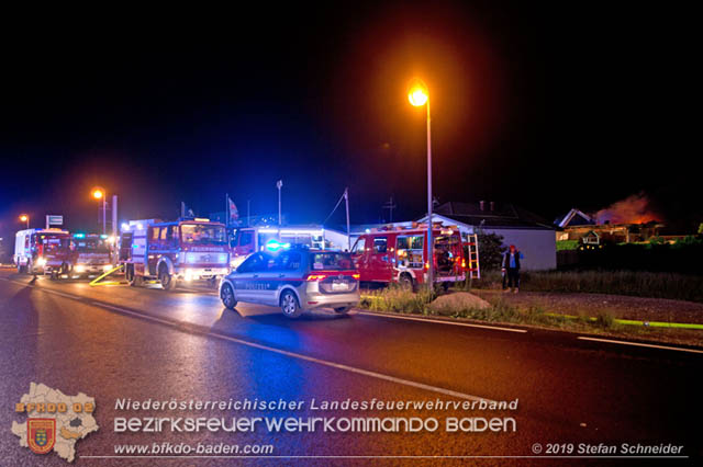 20190512 Grossbrand mit gefaehrlichen Detonationen bei einem Autohaus im Gewerbegebiet Tribuswinkel-Oeynhausen Foto: © Stefan Schneider 20190512 Grossbrand mit gefaehrlichen Detonationen bei einem Autohaus im Gewerbegebiet Tribuswinkel-Oeynhausen Foto: © Stefan Schneider