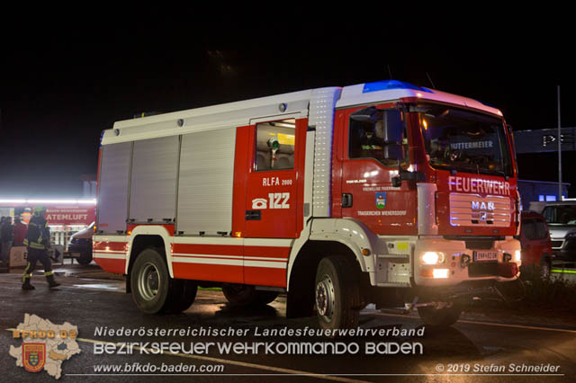 20190512 Grossbrand mit gefaehrlichen Detonationen bei einem Autohaus im Gewerbegebiet Tribuswinkel-Oeynhausen Foto: © Stefan Schneider 20190512 Grossbrand mit gefaehrlichen Detonationen bei einem Autohaus im Gewerbegebiet Tribuswinkel-Oeynhausen Foto: © Stefan Schneider