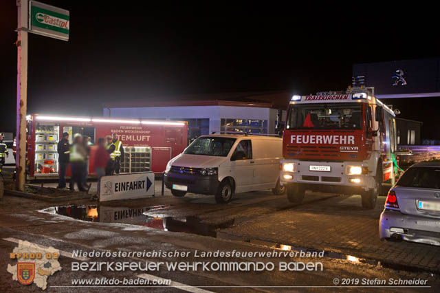 20190512 Grossbrand mit gefaehrlichen Detonationen bei einem Autohaus im Gewerbegebiet Tribuswinkel-Oeynhausen Foto: © Stefan Schneider 20190512 Grossbrand mit gefaehrlichen Detonationen bei einem Autohaus im Gewerbegebiet Tribuswinkel-Oeynhausen Foto: © Stefan Schneider