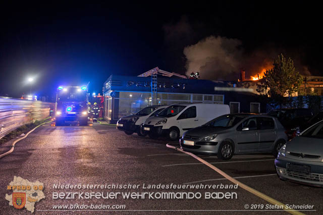 20190512 Grossbrand mit gefaehrlichen Detonationen bei einem Autohaus im Gewerbegebiet Tribuswinkel-Oeynhausen Foto: © Stefan Schneider 20190512 Grossbrand mit gefaehrlichen Detonationen bei einem Autohaus im Gewerbegebiet Tribuswinkel-Oeynhausen Foto: © Stefan Schneider