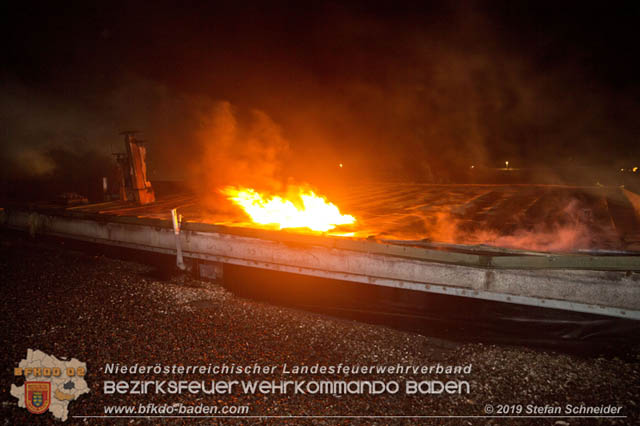 20190512 Grossbrand mit gefaehrlichen Detonationen bei einem Autohaus im Gewerbegebiet Tribuswinkel-Oeynhausen Foto: © Stefan Schneider 20190512 Grossbrand mit gefaehrlichen Detonationen bei einem Autohaus im Gewerbegebiet Tribuswinkel-Oeynhausen Foto: © Stefan Schneider