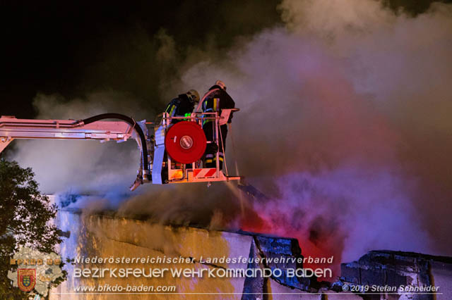 20190512 Grossbrand mit gefaehrlichen Detonationen bei einem Autohaus im Gewerbegebiet Tribuswinkel-Oeynhausen Foto: © Stefan Schneider 20190512 Grossbrand mit gefaehrlichen Detonationen bei einem Autohaus im Gewerbegebiet Tribuswinkel-Oeynhausen Foto: © Stefan Schneider