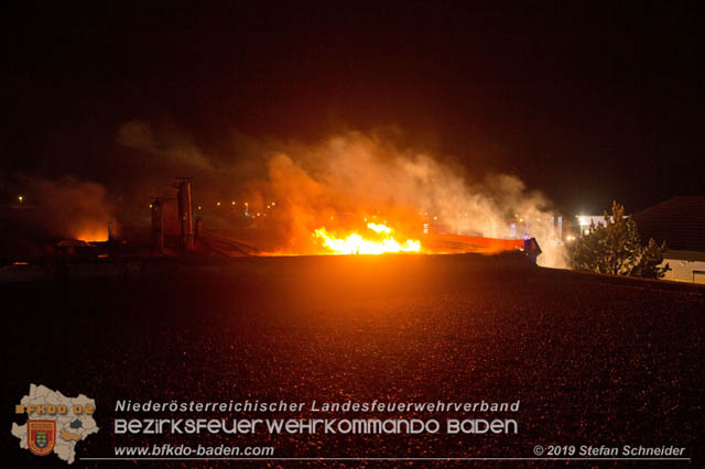 20190512 Grossbrand mit gefaehrlichen Detonationen bei einem Autohaus im Gewerbegebiet Tribuswinkel-Oeynhausen Foto: © Stefan Schneider 20190512 Grossbrand mit gefaehrlichen Detonationen bei einem Autohaus im Gewerbegebiet Tribuswinkel-Oeynhausen Foto: © Stefan Schneider
