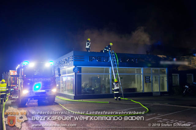 20190512 Grossbrand mit gefaehrlichen Detonationen bei einem Autohaus im Gewerbegebiet Tribuswinkel-Oeynhausen Foto: © Stefan Schneider 20190512 Grossbrand mit gefaehrlichen Detonationen bei einem Autohaus im Gewerbegebiet Tribuswinkel-Oeynhausen Foto: © Stefan Schneider