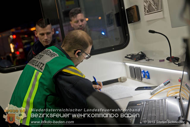 20190512 Grossbrand mit gefaehrlichen Detonationen bei einem Autohaus im Gewerbegebiet Tribuswinkel-Oeynhausen Foto: © Stefan Schneider 20190512 Grossbrand mit gefaehrlichen Detonationen bei einem Autohaus im Gewerbegebiet Tribuswinkel-Oeynhausen Foto: © Stefan Schneider