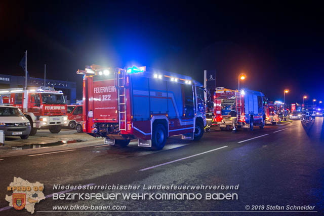 20190512 Grossbrand mit gefaehrlichen Detonationen bei einem Autohaus im Gewerbegebiet Tribuswinkel-Oeynhausen Foto: © Stefan Schneider 20190512 Grossbrand mit gefaehrlichen Detonationen bei einem Autohaus im Gewerbegebiet Tribuswinkel-Oeynhausen Foto: © Stefan Schneider
