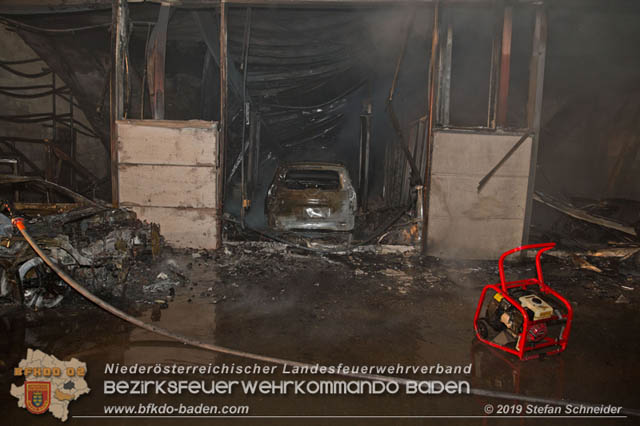 20190512 Grossbrand mit gefaehrlichen Detonationen bei einem Autohaus im Gewerbegebiet Tribuswinkel-Oeynhausen Foto: © Stefan Schneider 20190512 Grossbrand mit gefaehrlichen Detonationen bei einem Autohaus im Gewerbegebiet Tribuswinkel-Oeynhausen Foto: © Stefan Schneider