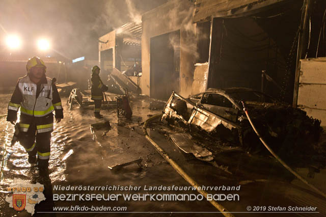 20190512 Grossbrand mit gefaehrlichen Detonationen bei einem Autohaus im Gewerbegebiet Tribuswinkel-Oeynhausen Foto: © Stefan Schneider 20190512 Grossbrand mit gefaehrlichen Detonationen bei einem Autohaus im Gewerbegebiet Tribuswinkel-Oeynhausen Foto: © Stefan Schneider