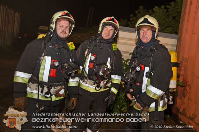 20190512 Grossbrand mit gefaehrlichen Detonationen bei einem Autohaus im Gewerbegebiet Tribuswinkel-Oeynhausen Foto: © Stefan Schneider 20190512 Grossbrand mit gefaehrlichen Detonationen bei einem Autohaus im Gewerbegebiet Tribuswinkel-Oeynhausen Foto: © Stefan Schneider