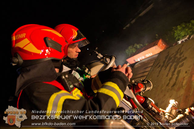 20190512 Grossbrand mit gefaehrlichen Detonationen bei einem Autohaus im Gewerbegebiet Tribuswinkel-Oeynhausen Foto: © Stefan Schneider 20190512 Grossbrand mit gefaehrlichen Detonationen bei einem Autohaus im Gewerbegebiet Tribuswinkel-Oeynhausen Foto: © Stefan Schneider