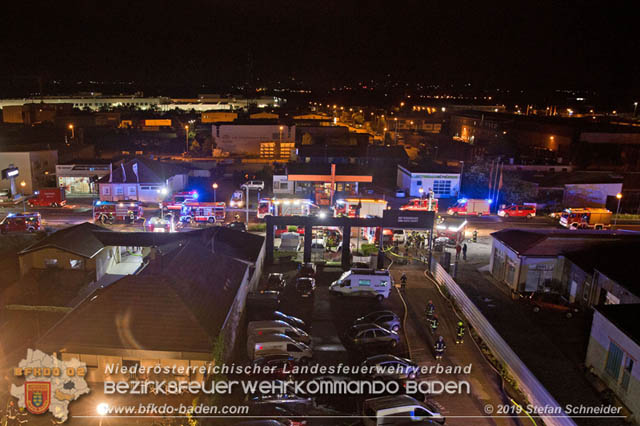 20190512 Grossbrand mit gefaehrlichen Detonationen bei einem Autohaus im Gewerbegebiet Tribuswinkel-Oeynhausen Foto: © Stefan Schneider 20190512 Grossbrand mit gefaehrlichen Detonationen bei einem Autohaus im Gewerbegebiet Tribuswinkel-Oeynhausen Foto: © Stefan Schneider