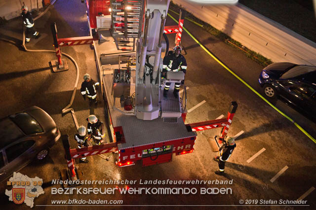 20190512 Grossbrand mit gefaehrlichen Detonationen bei einem Autohaus im Gewerbegebiet Tribuswinkel-Oeynhausen Foto: © Stefan Schneider 20190512 Grossbrand mit gefaehrlichen Detonationen bei einem Autohaus im Gewerbegebiet Tribuswinkel-Oeynhausen Foto: © Stefan Schneider