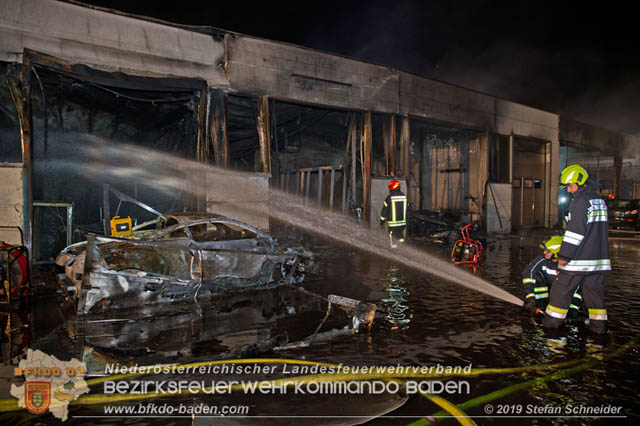 20190512 Grossbrand mit gefaehrlichen Detonationen bei einem Autohaus im Gewerbegebiet Tribuswinkel-Oeynhausen Foto: © Stefan Schneider 20190512 Grossbrand mit gefaehrlichen Detonationen bei einem Autohaus im Gewerbegebiet Tribuswinkel-Oeynhausen Foto: © Stefan Schneider